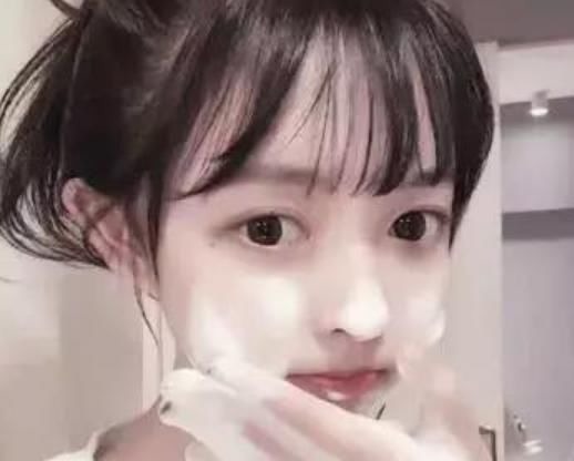 卸妆 女孩涂防晒霜时,记住“3不要”,很多人都忽视了,难怪皮肤更黑