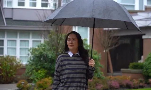 搭配|孟晚舟3穿旧衣现身,同款条纹衫叠穿风格大变,搭瘦腿裤露出脚镣