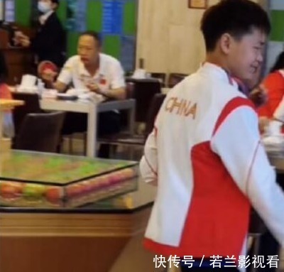 全进鹏|全红婵三姐弟罕见聚餐!红姐笑容满满,10岁弟弟全进鹏安静猛吃肉