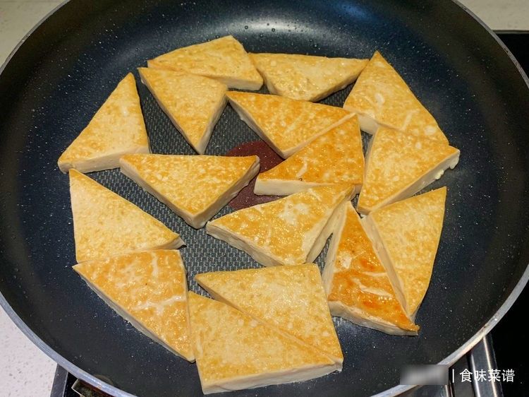 学会红烧豆腐的做法,隔三岔五烧着吃,美味又下饭,比吃肉都过瘾