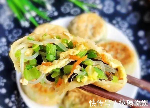 酥脆焦黄的黄金元宝馅饼,美味的早餐美食,一碗胡辣汤,人间美味