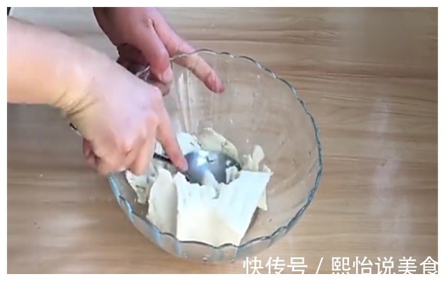 一块豆腐一把面粉，不红烧不炖汤，炸成丸子，我家一个礼拜吃四次