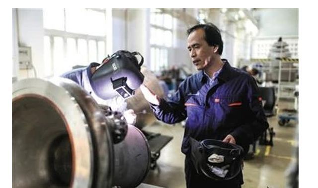 中国“焊接第一人”高凤林：拒绝外企8倍年薪，闲时焊接东风导弹