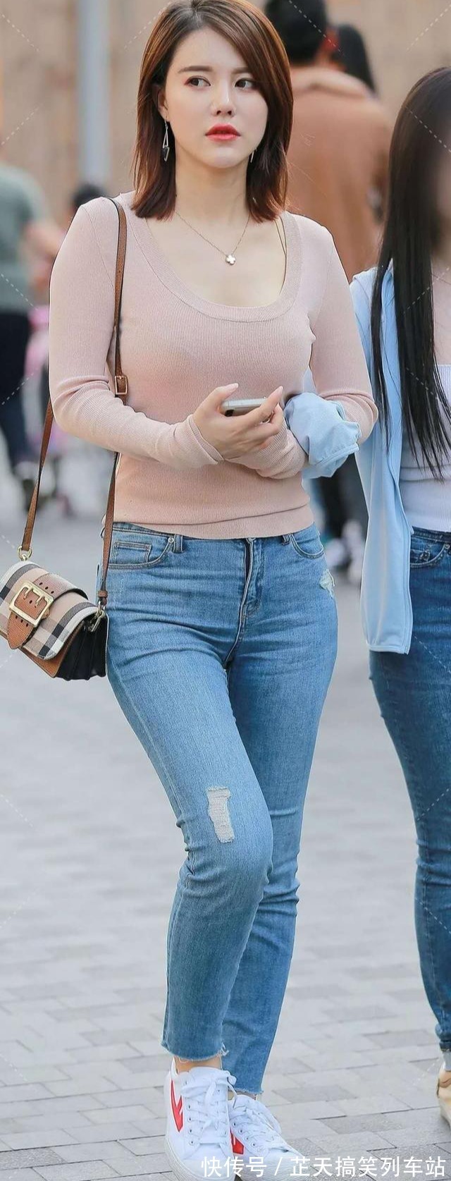 高跟凉鞋 美女脚上一双个性的高跟凉鞋穿搭出街,既显身高又显魅力