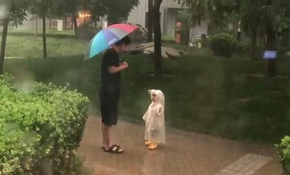 淋雨|“不省心奶爸”带娃一起淋雨火了,奶奶拎着扫把还有3秒到达现场