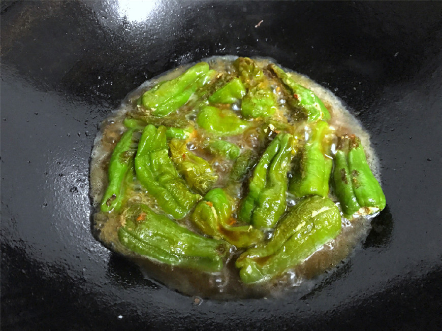 鲜美|青椒别再炒肉丝了,换个做法,咬一口,香辣鲜美,米饭都多吃一碗