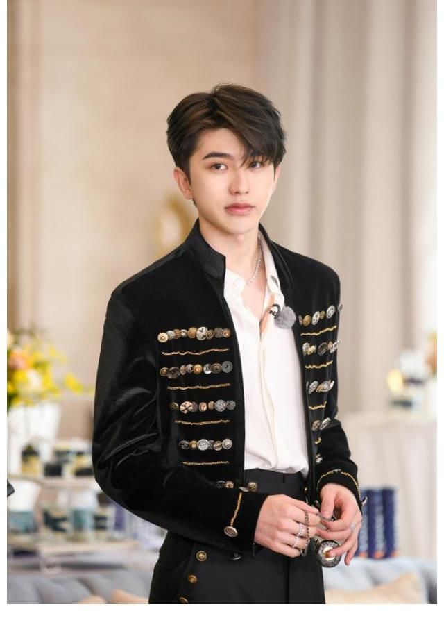 蔡徐坤吸管上沾口红被嘲妆浓,镜头放大20倍,全网都欠他一个道歉