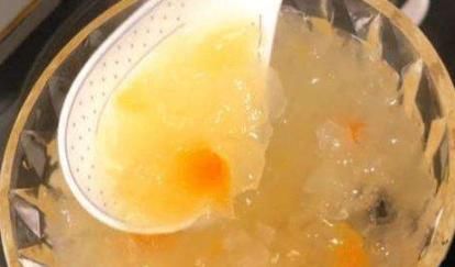 喝粥也能让你的皮肤变得细腻光滑，教你做一款美容又养颜的银耳粥