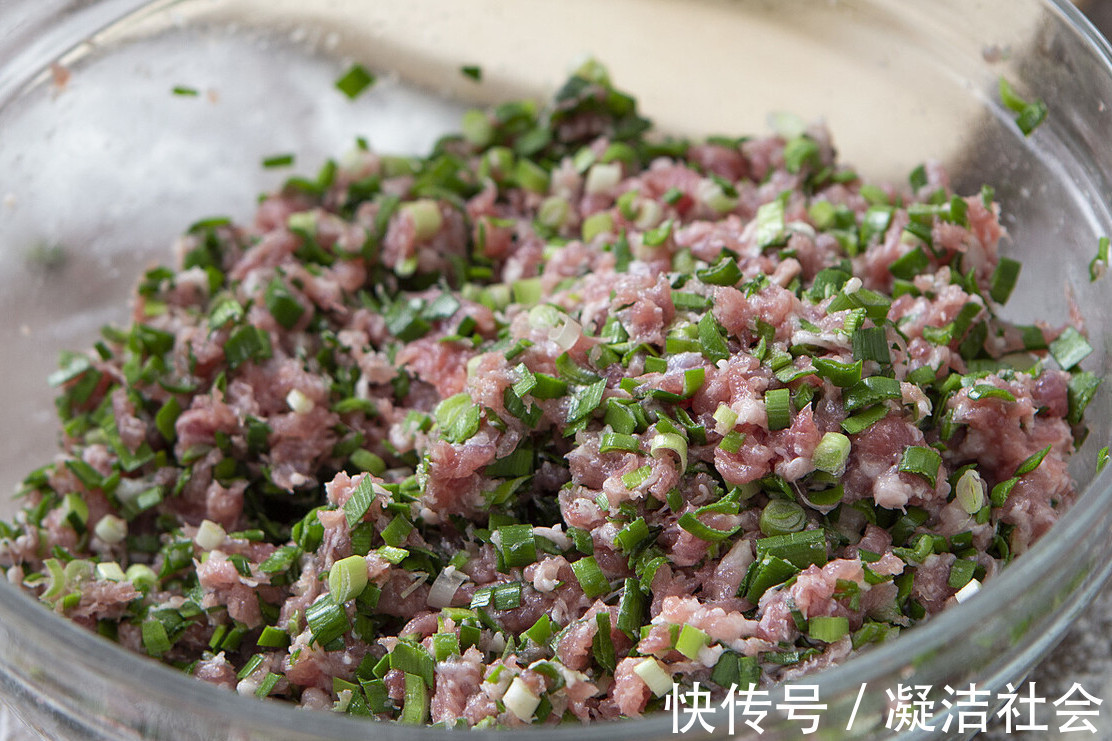 窍门|韭菜饺子好吃有窍门，试试多做1步，韭菜更鲜香，翠绿不出水