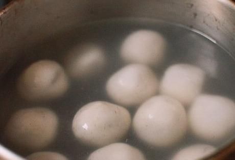 煮汤圆时,开水下锅还是冷水下锅?这样煮,汤圆不粘锅不露馅
