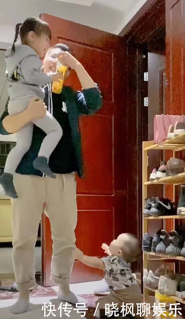 姐弟俩|“最偏心爸爸”火了,姐弟俩坐门口等爸爸,爸爸区别对待引热议