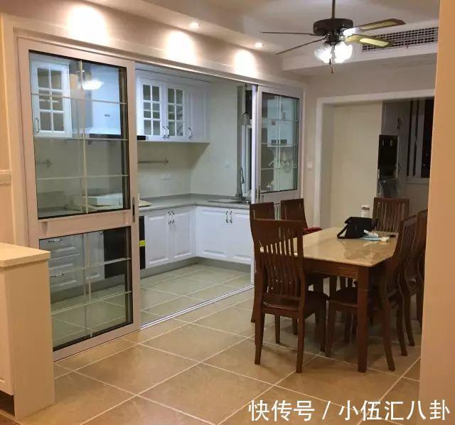 黑色|小户型厨房门你会选择怎样的颜色?黑色、白色还是原木色?