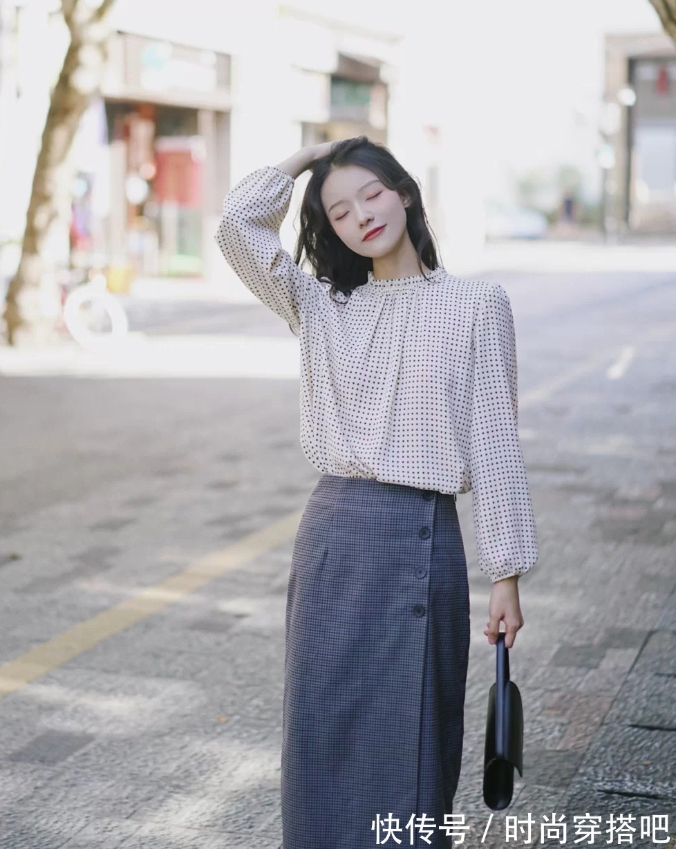 时髦 穿腻了极简风、基础款,春天换成“波点元素”时髦搭配,元气减龄