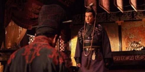 探望|皇帝得病大臣们赶去探望，1位因跑得太快崴脚错过，反而保住1条命！