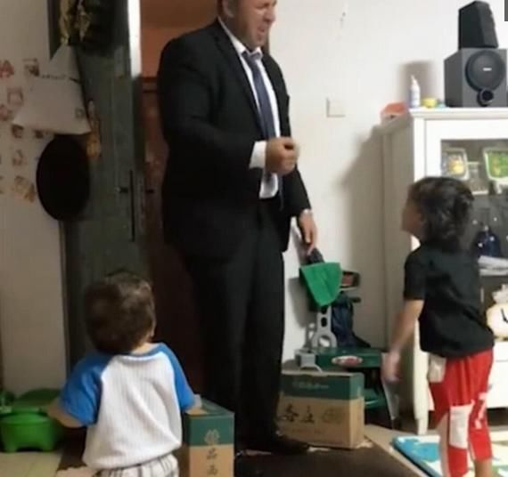 宝妈|奶爸下班回家眼里只有女儿,随后1岁儿子反应,网友直言有骨气