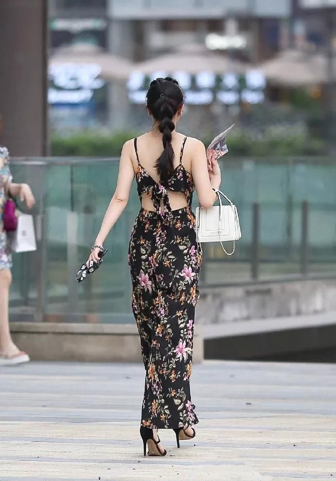 美女脚上搭配一双高跟鞋提升她的身高，又能够增加她的气质