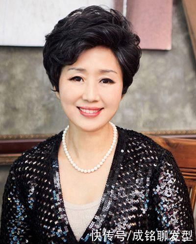 为什么六十岁女人都喜欢短发?发质发量气质变了,短发利落又减龄