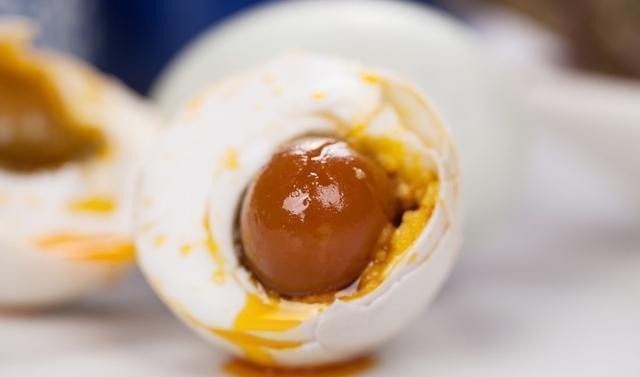 腌咸鸡蛋，只放盐就大错特错多加这2步，7天就能吃，起沙又流油