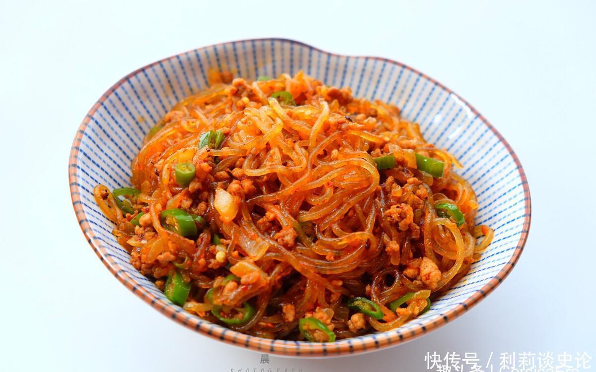 炒粉丝，最忌焯水后直接炒，多做1步，粉丝根根顺滑，还不结团