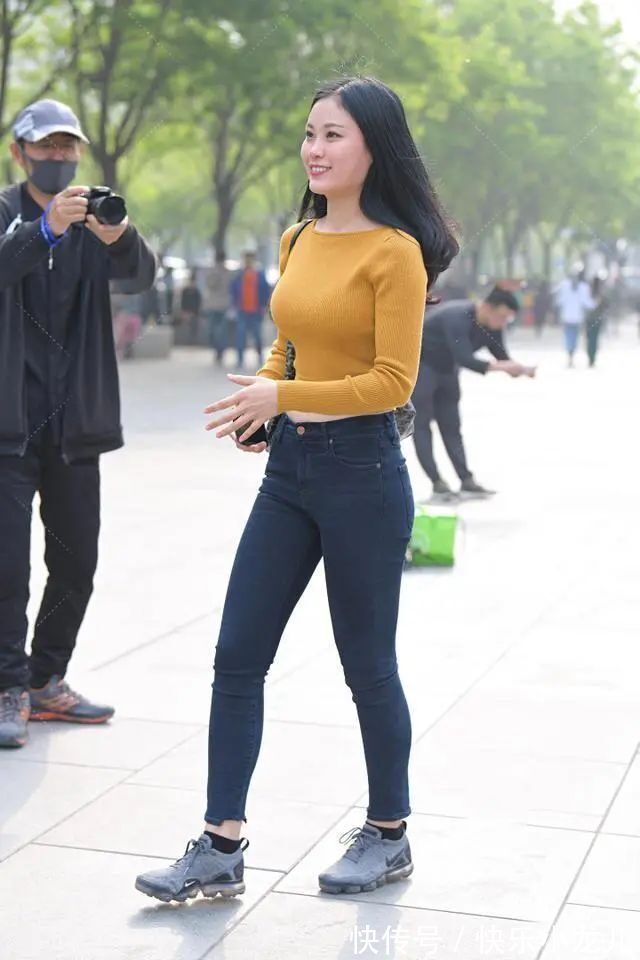 针织衫 美女长袖针织衫搭紧身牛仔裤,展现出优雅的身姿