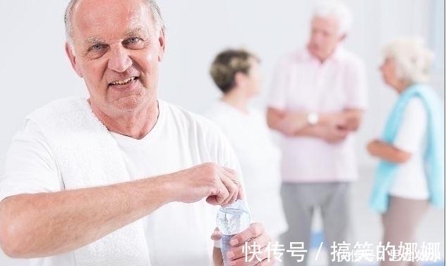 痛风|尿酸高的人,吃饭时谨记这“3吃3不吃”,痛风也会悄悄“离开”