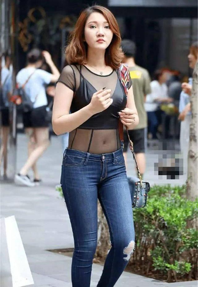 街拍闺密一起穿裙子出门逛街,这样的配色好吸睛