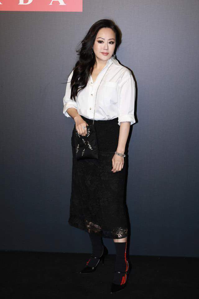 连衣裙|章小蕙奔六的年纪风韵犹存,一袭浅蓝色印花裙优雅温柔,高贵精致