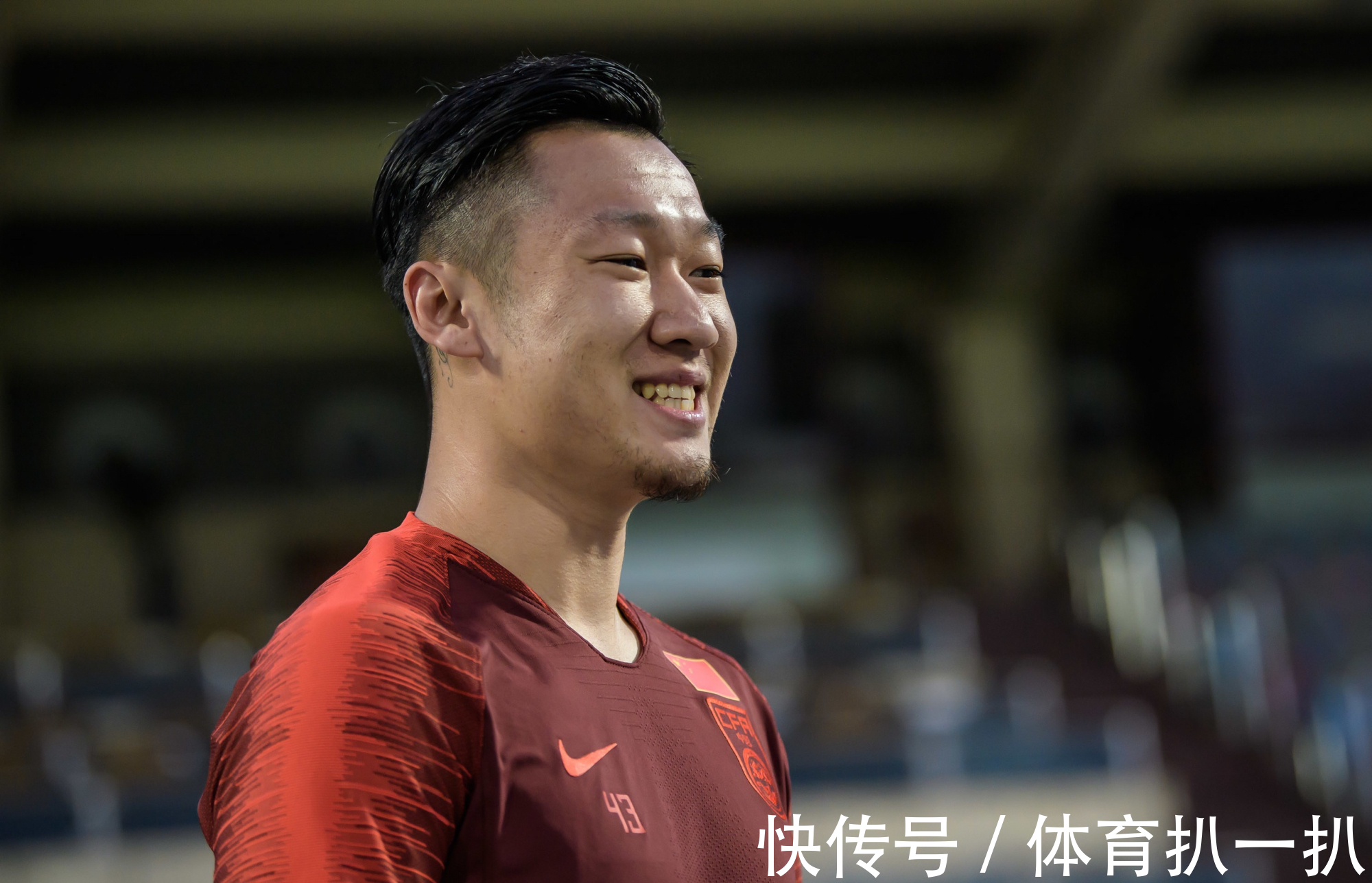 首战|8年入选国足12次0出场,27岁国脚成“陪练王”,首战仍遭李铁弃用