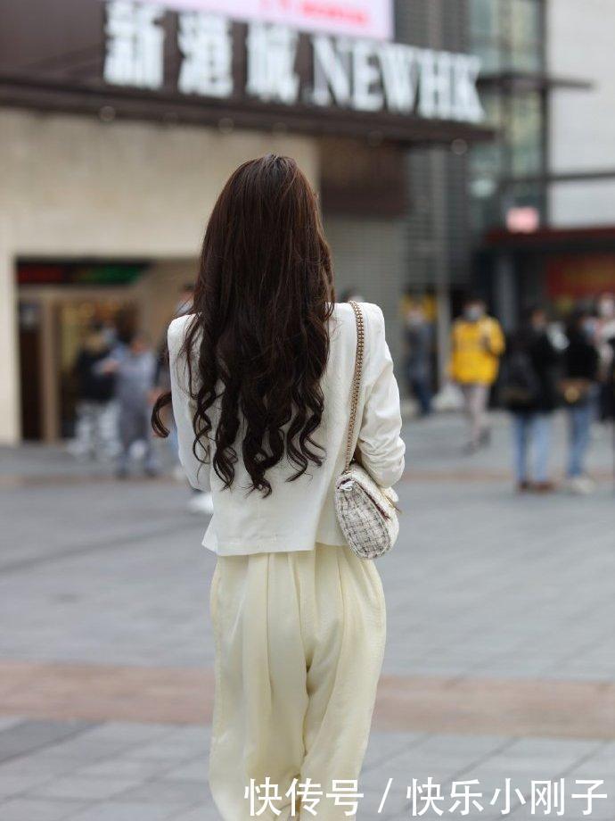 白色西装内搭雪纺连体裤,轻松的塑造仙女形象,凸显端庄优美形象