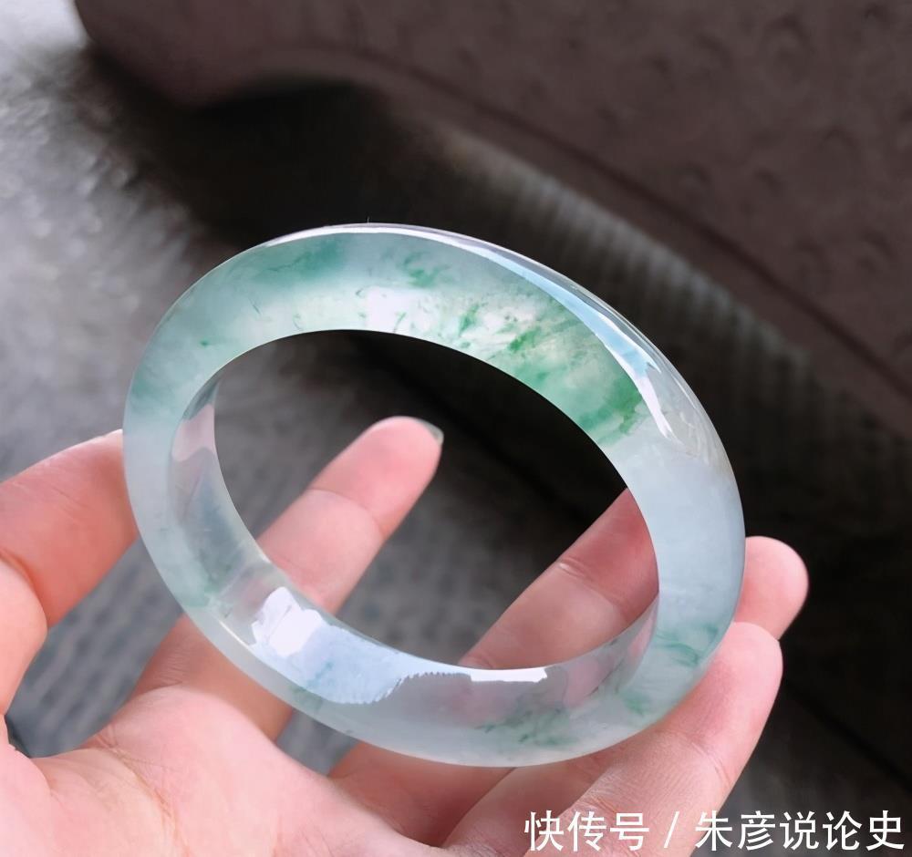 右手|女性佩戴玉镯应该是佩戴在左手，还是右手？