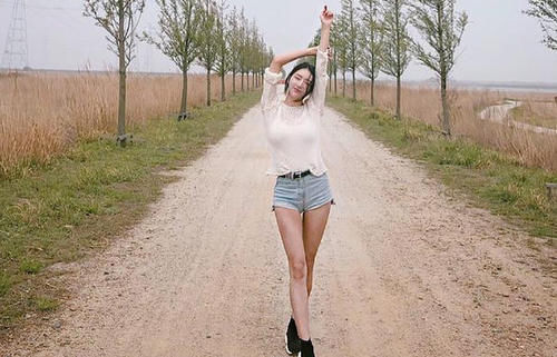 版型|小姐姐爱穿紧身牛仔裤,凸显修长美腿,轻松穿出女神范!