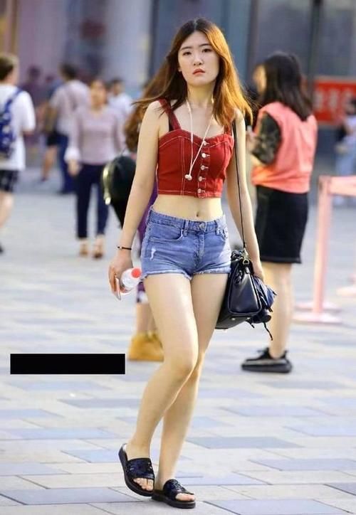 美女穿搭：红色背心搭配牛仔热裤，大长腿展现出来，应该是故意的吧？