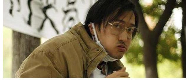 张艺兴|张艺兴新片路透曝光,与王传君同框引期待,戴眼镜被赞像大学生