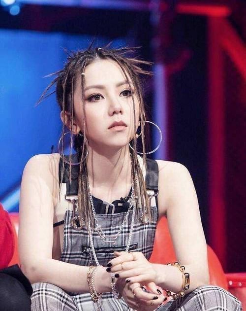 发际线|发型师透露:女生这3种发型留久了,发际线会易上移,赶紧换了吧