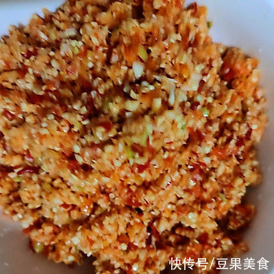 我家做自制蒜蓉辣椒酱?就用这个方法,解馋又营养