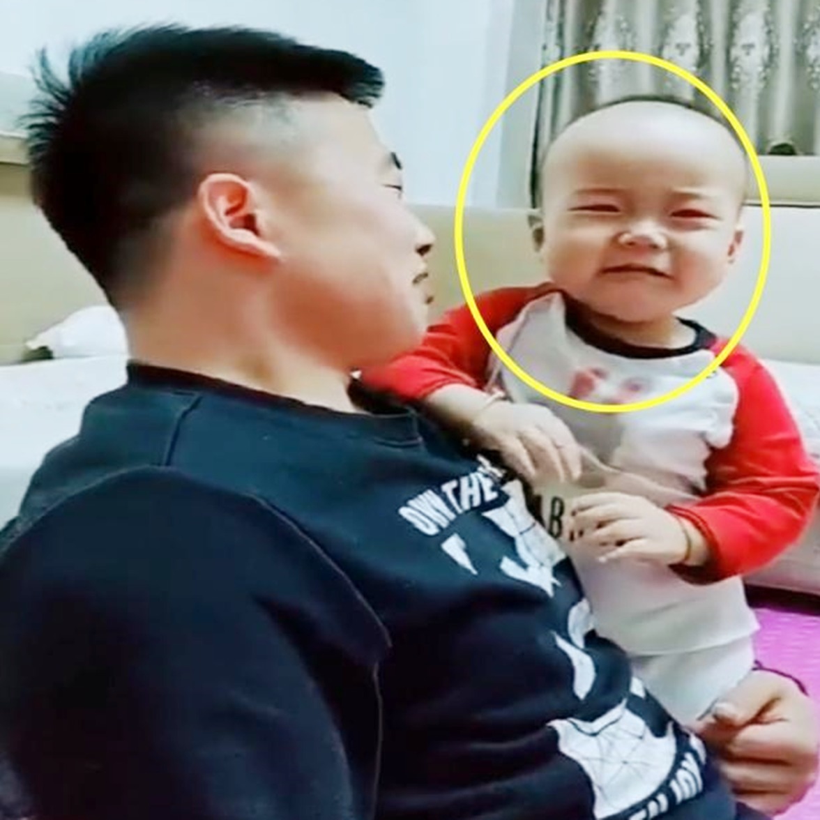 告状|爸爸装哭向宝宝告状说被妈妈打疼了,两人抱头痛哭,宝妈:两戏精