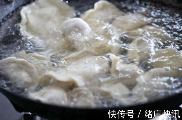 煮饺子是冷水下锅还是热水下锅大多人都错了,难怪饺子总破皮