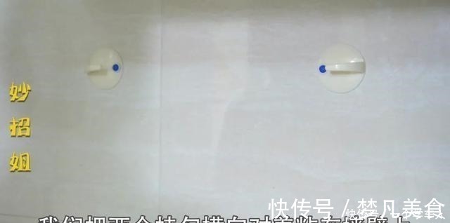 垃圾桶上粘一个挂钩,竟然有这么多用处!家里人都照着做!