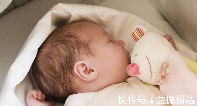 皇位|父亲给宝宝办百日宴,奢华场面令人惊呼,网友这是要继承皇位