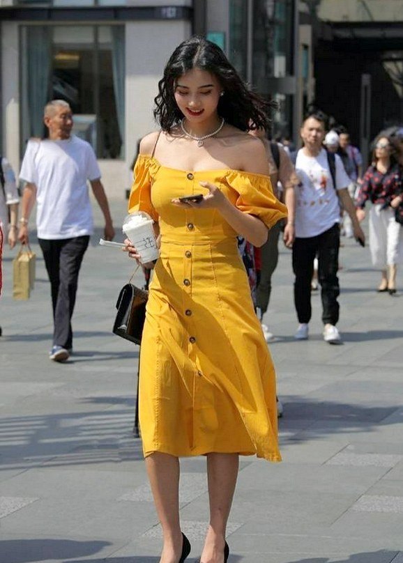 连衣裙 黄色修身连衣裙搭配高跟鞋,炫酷十足
