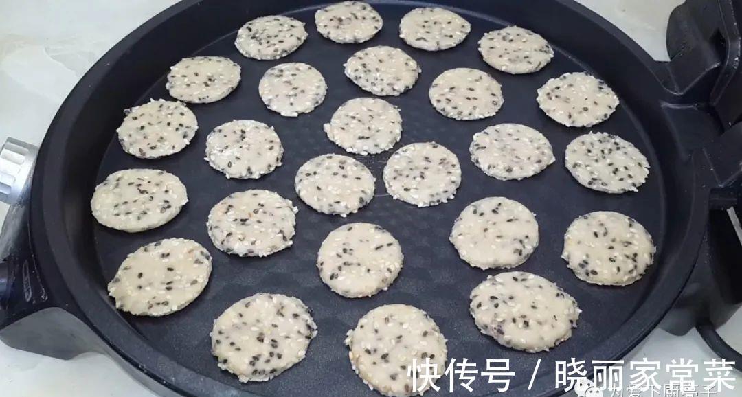 松软|芝麻饼干新做法，锅里一烙，松软香甜不加油，没烤箱也能一次成功