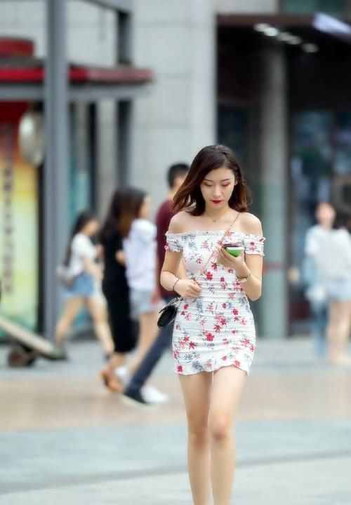 紧身包臀裙穿在身上韩范十足,而且印花的款式百搭又时尚