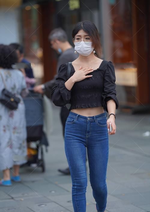  舒适|方领长袖搭配牛仔裤，穿起来舒适又随意，休闲百搭