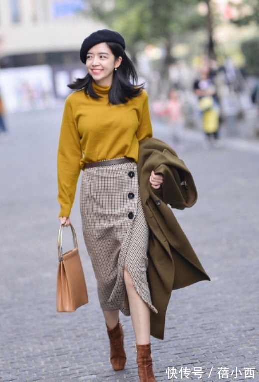 格纹 秋冬怎样穿才优雅?搭配公式“毛衣+迷笛裙”,高级感扑面而来