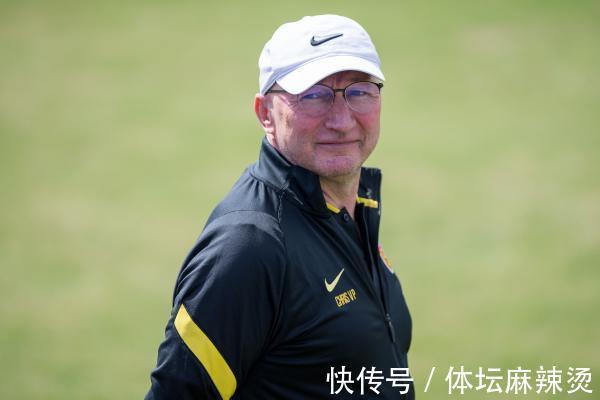 克里斯|李铁曾直言只有中国人才适合国足主帅，但外籍教练已开始带队训练