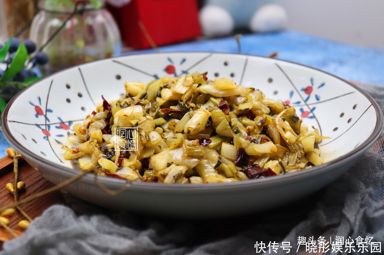 在家|想吃酸菜不用买!自己在家做5天就能吃,炒酸菜也有诀窍,教给你