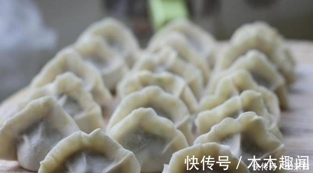 小厨|做饺子馅时, 不要只会放油, 记住3个窍门, 饺子又香又鲜, 还入味