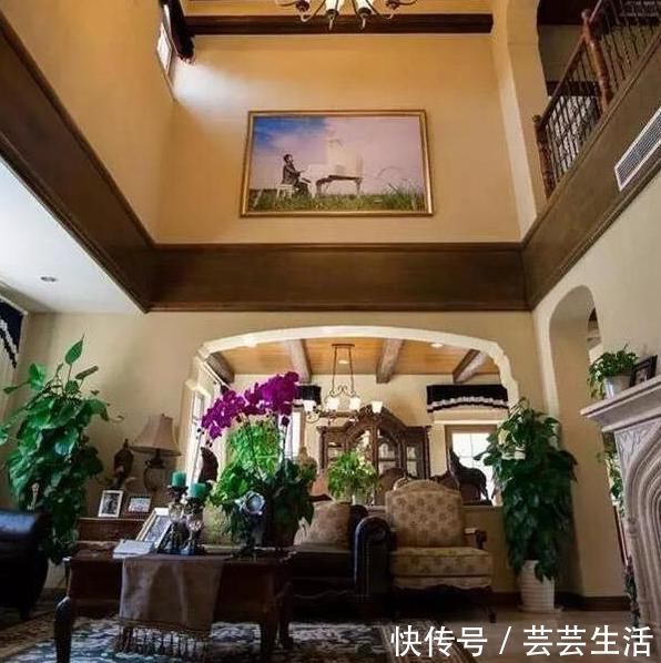 豪宅|晒晒郎朗住的豪宅,光客厅就有三层楼高,楼梯设计超像钢琴键