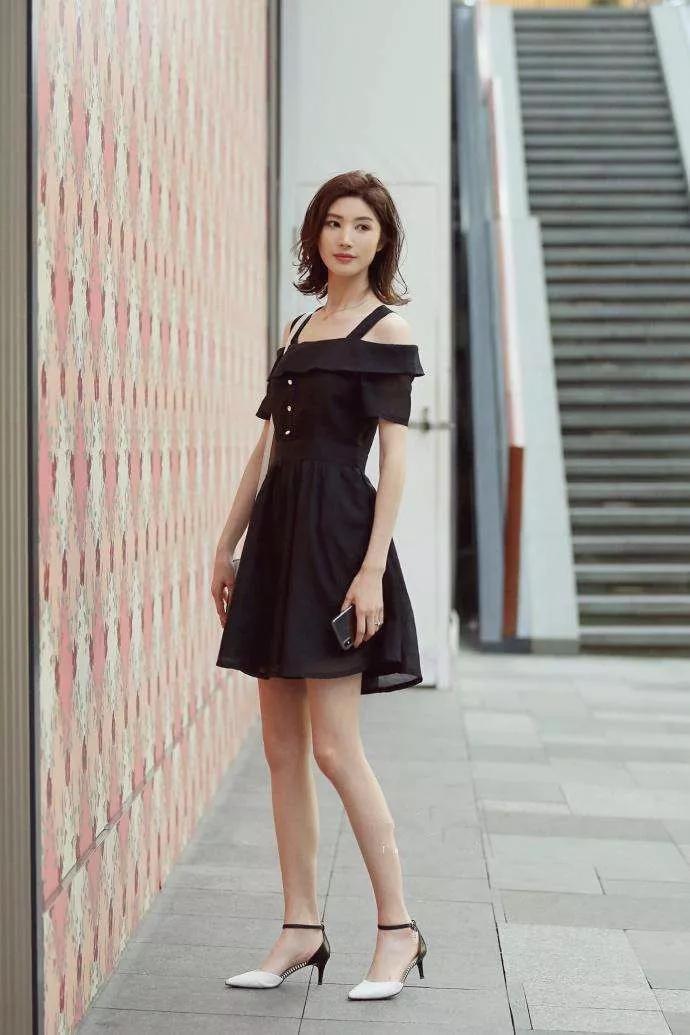 纤细|街拍:戴墨镜的小姐姐,身穿时尚靓装,优雅的展示出纤细美腿