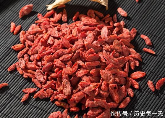 早上|枸杞泡水是早上喝好还是晚上喝好,很多人不清楚,难怪总“上火”